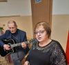 Seniorzy i pensjonariusze śpiewają kolędy